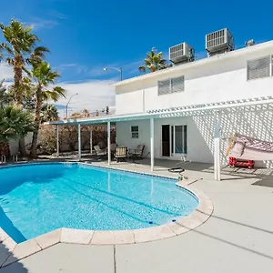 Spacious 5-bedroom Retreat With Pool Minutes From The Vegas Strip Las Vegas